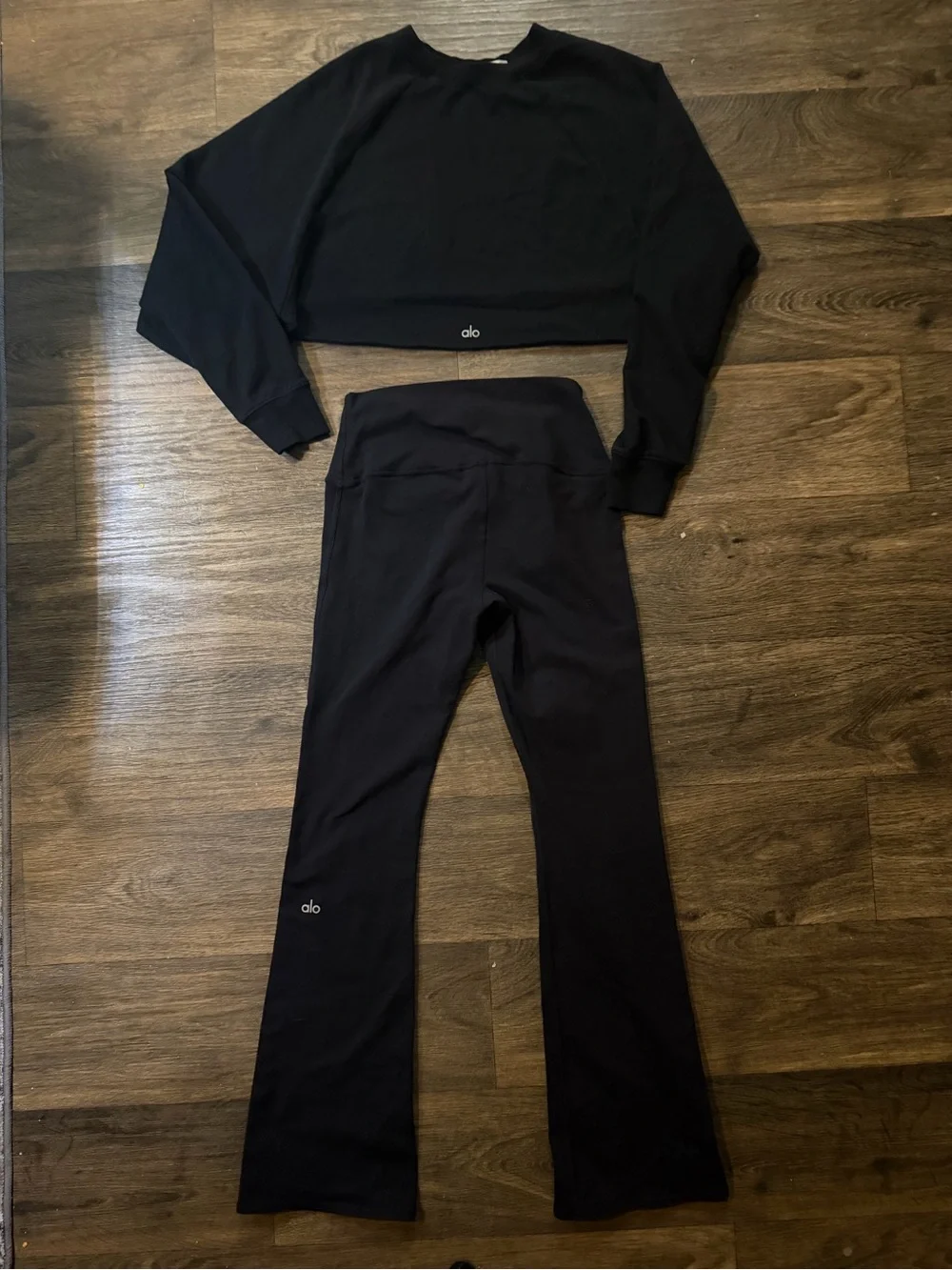 ALO Yoga Black Crop Sway Long Sleeve Pullover & Boot Cut Airbrush Pants Small